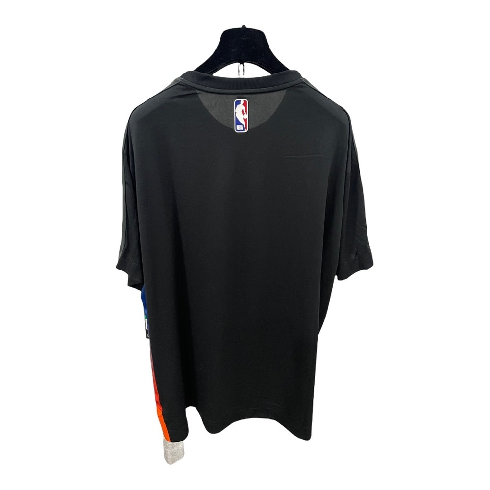 Knicks jersey - Picture 2 of 2